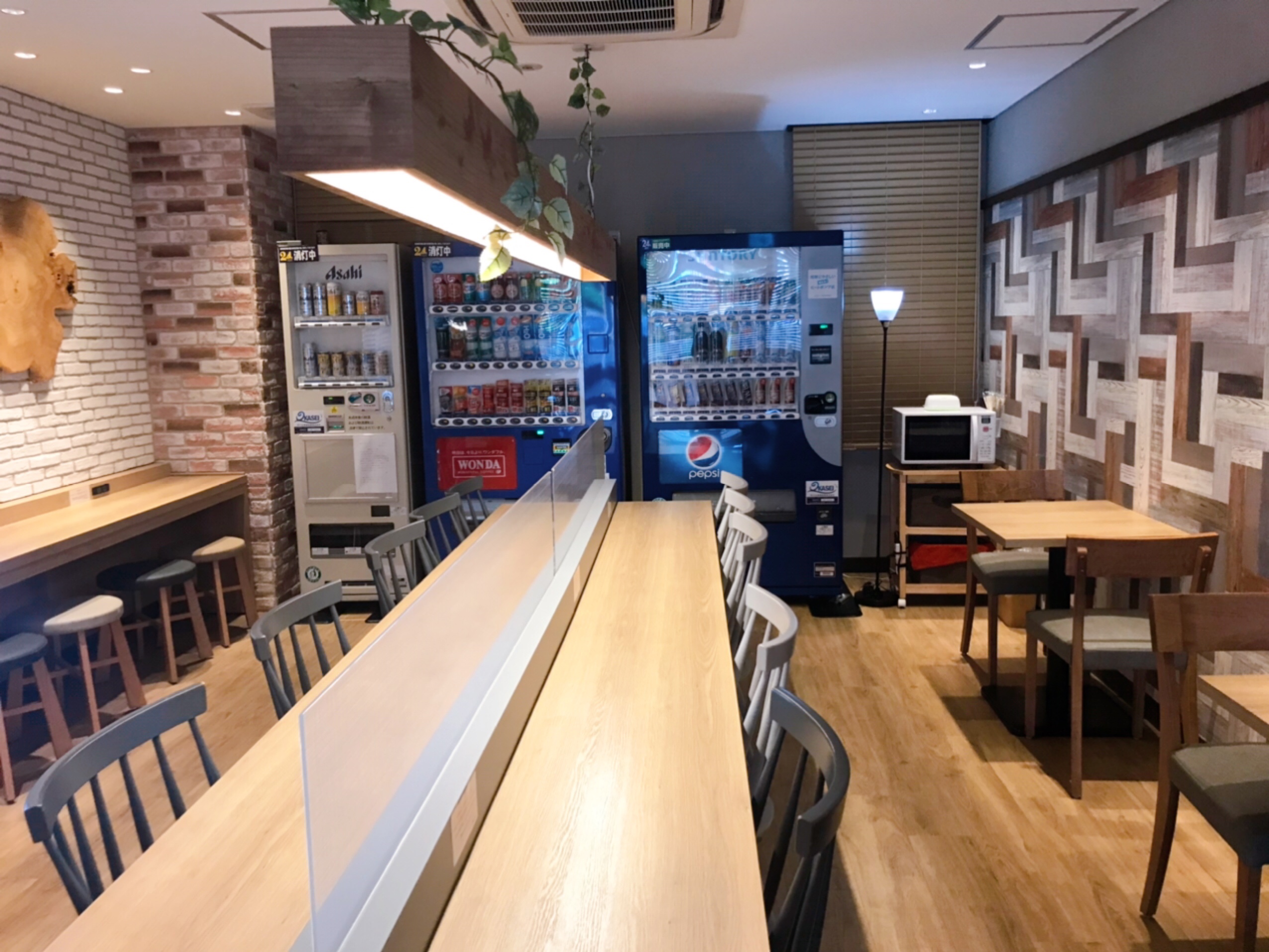 スーパーホテル千葉駅前 座席は多く、利用者が少なくて静か